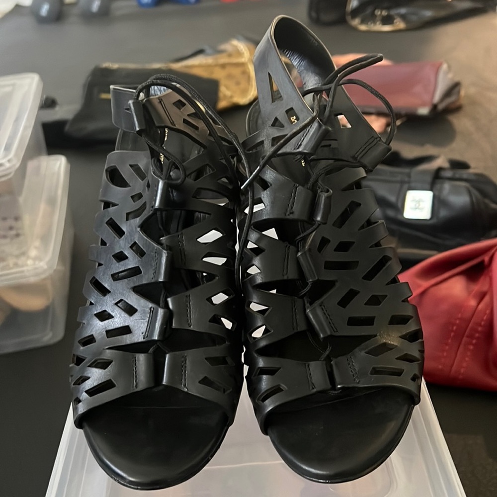 Pour La Victoire black heels